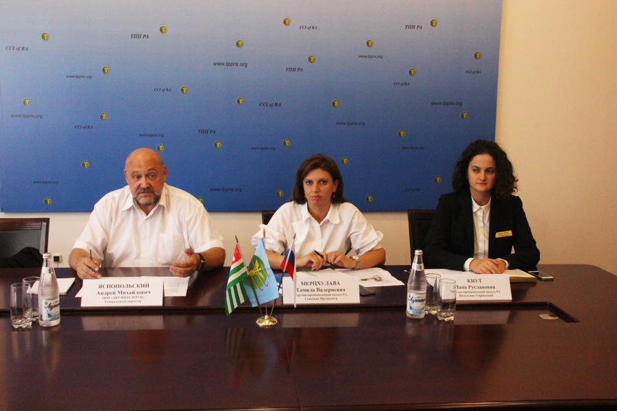جانب من لقاء مدير عام "ABT INTELGRUP" مع أصحاب المصانع الأبخازيين في قاعة مؤتمرات غرفة تجارة و صناعة جمهورية أبخازيا.  