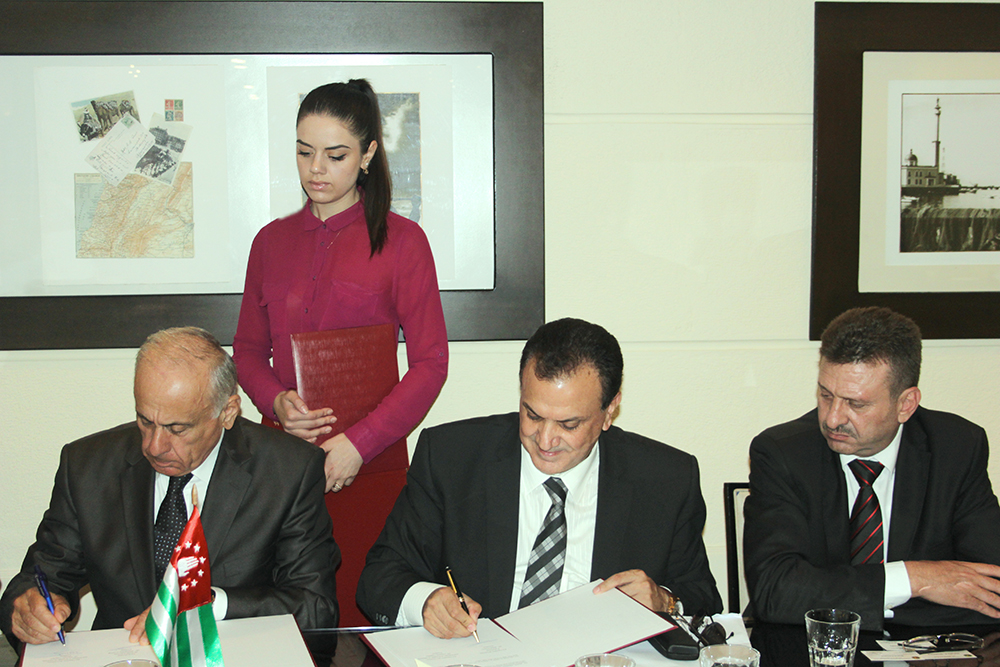 توقيع إتفاقية تعاون بين غرفة التجارة و الصناعة الأبخازية مع كلٍ من غرفة صناعة دمشق و اتحاد المصدريين السوريين .