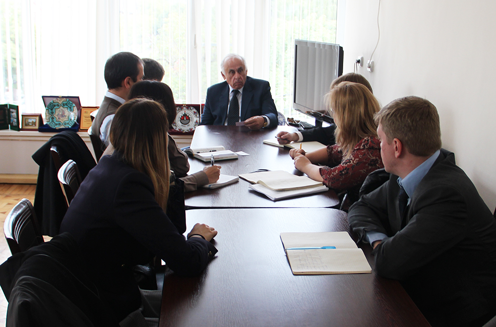 جانب من لقاء رئيس غرفة التجارة و الصناعة في جمهورية أبخازيا مع ممثلين عن المعهد المختص ببحوث الإقتصاد الكلي التابع لوزارة التنمية الإقتصادية الروسية .