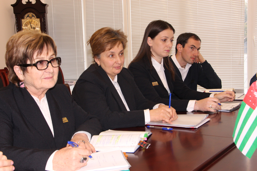 اجتماع مجلس إدارة غرفة التجارة و الصناعة في جمهورية أبخازيا و عرض تقارير حول أنشطة الغرفة في عام 2015 و الخطط المحددة لعام 2016.