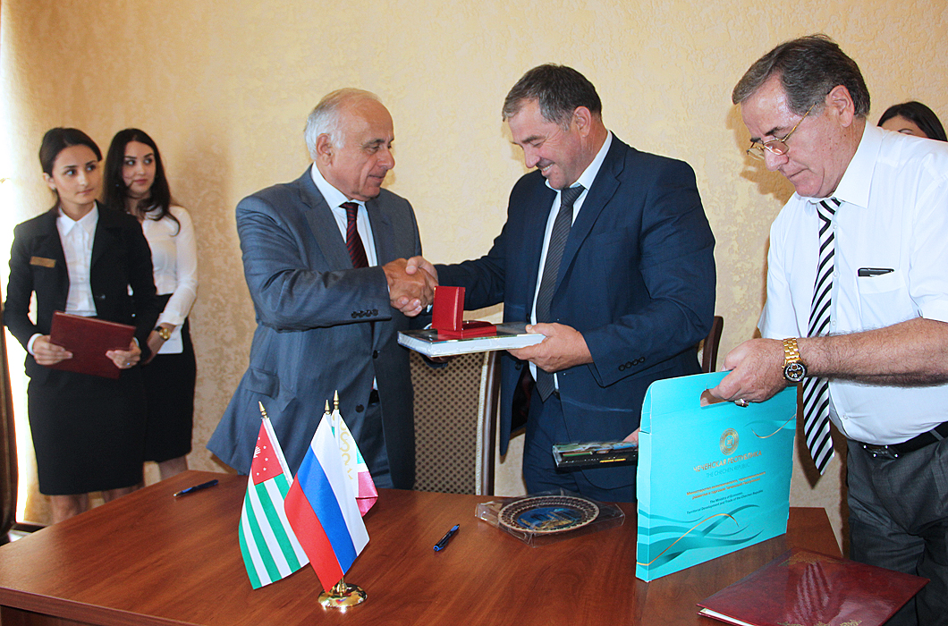 في العاصمة الأبخازية سوخوم ,عقد اجتماع عمل مع رابطة اتحاد غرف التجارة و الصناعة في مقاطعات الإتحاد الروسي لشمال و جنوب القفقاس .