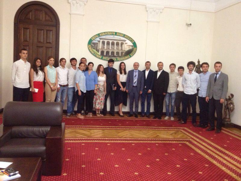 لقاء القائم بأعمال رئيس الجمهورية الأبخازية السيد فاليري باغانبا مع الطلاب الأبخاز الذين يتمون دراساتهم في تركيا .