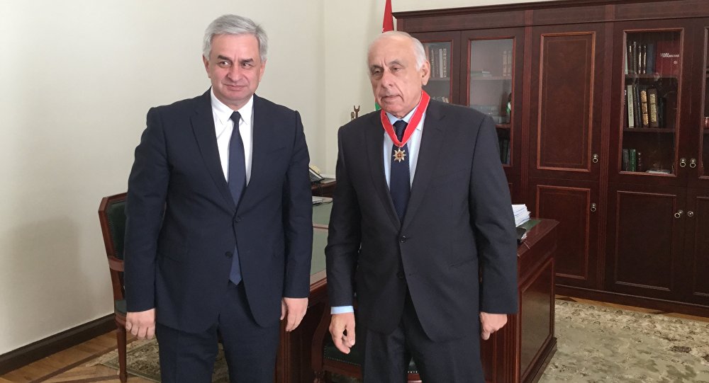 لقاء الرئيسين , رئيس جمهورية أبخازيا السيد راؤول خاجيمبا يقلد السيد جينادي غاغوليا رئيس غرفة تجارة و صناعة جمهورية أبخازيا وسام " أخدَز – أبشَا " من الدرجة الثانية .