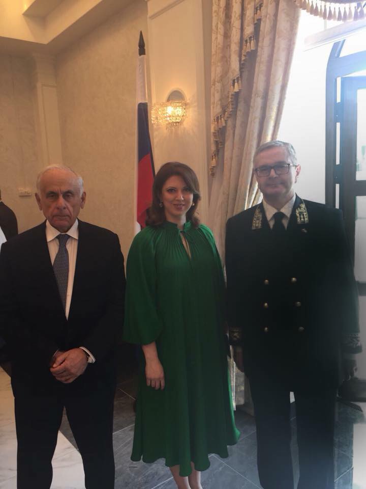 مشاركة السيدة تاميلا ميرتسخولافا رئيسة غرفة تجارة و صناعة جمهورية أبخازيا في مراسم الحفل في سفارة روسيا في أبخازيا . 