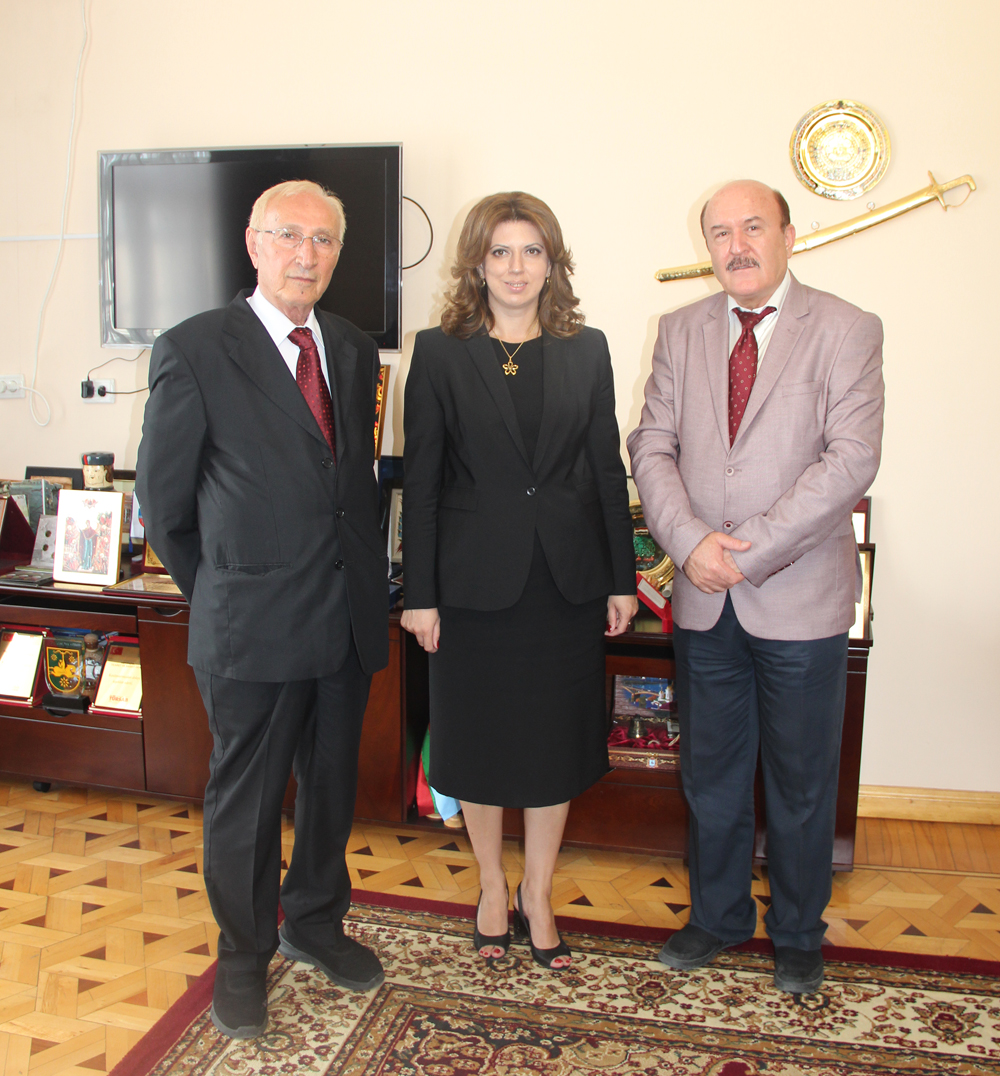 جانب من لقاء السيدة تاميلا ميرتسخولافا رئيس غرفة تجارة و صناعة جمهورية أبخازيا مع نظرائهم من مدينة القنيطرة .